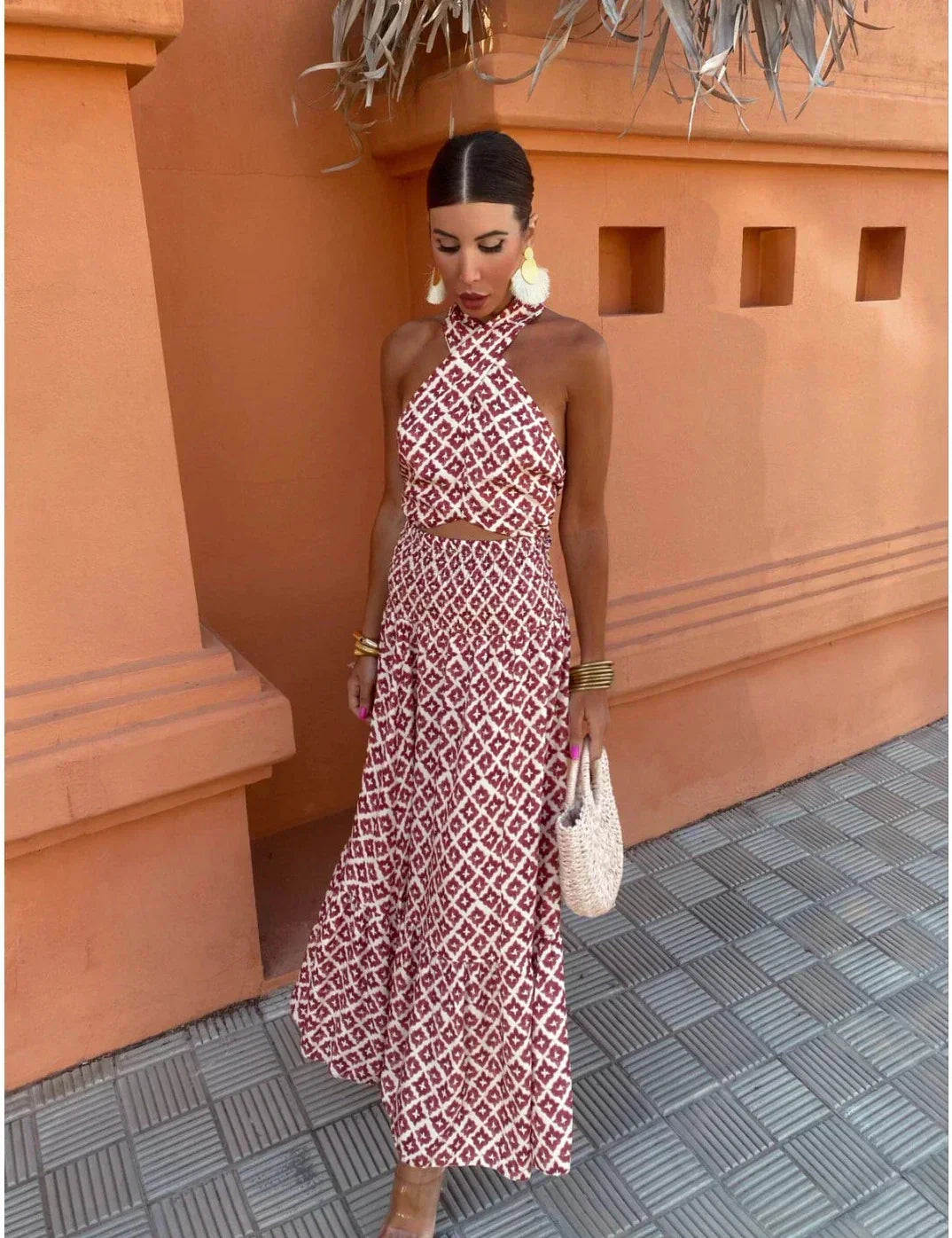 AURYSTRA – Skulpterad elegant off-shoulder klänning